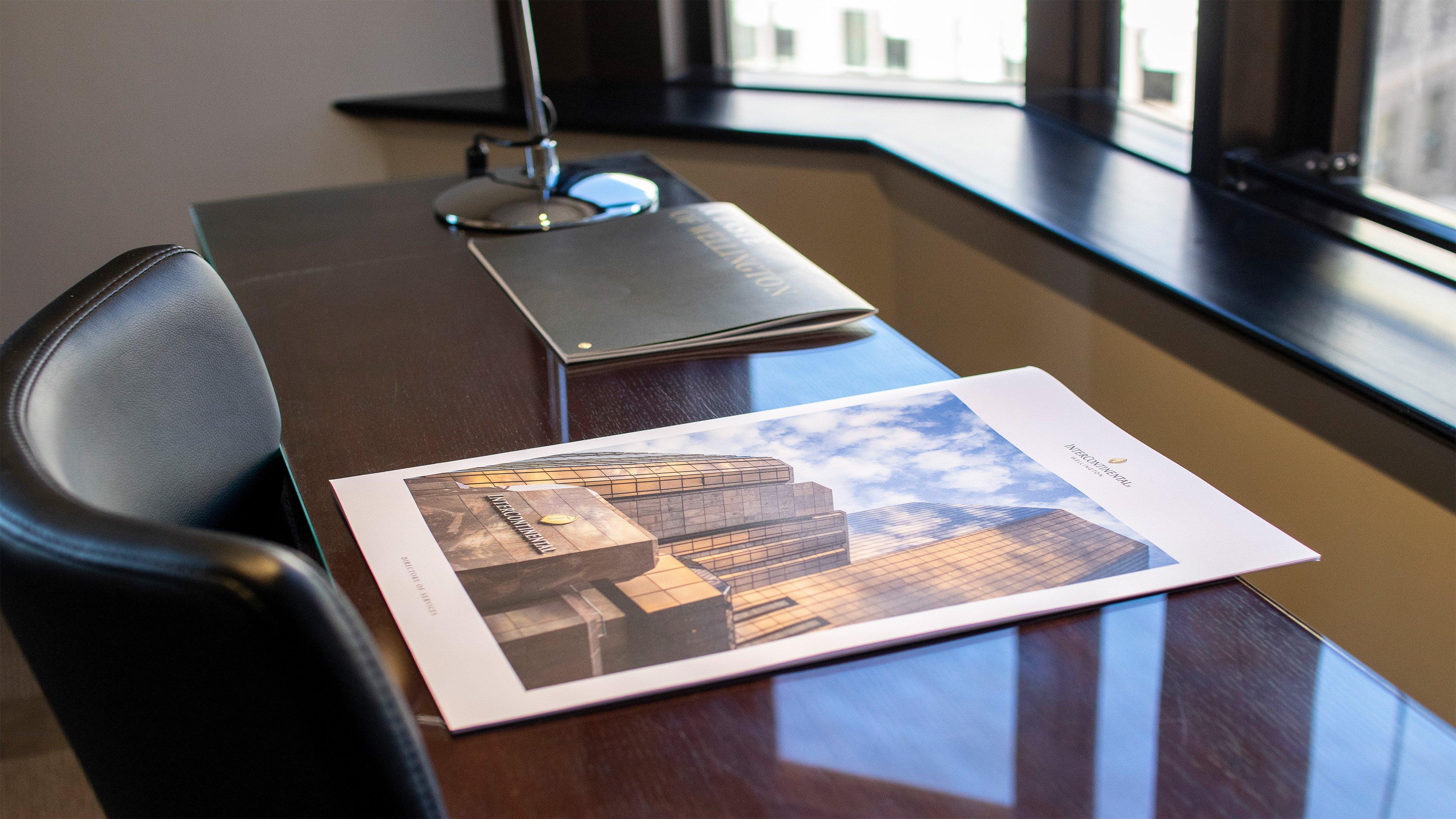 Intercontinental Wellington By Ihg Hotel Luaran gambar A desk with a portfolio