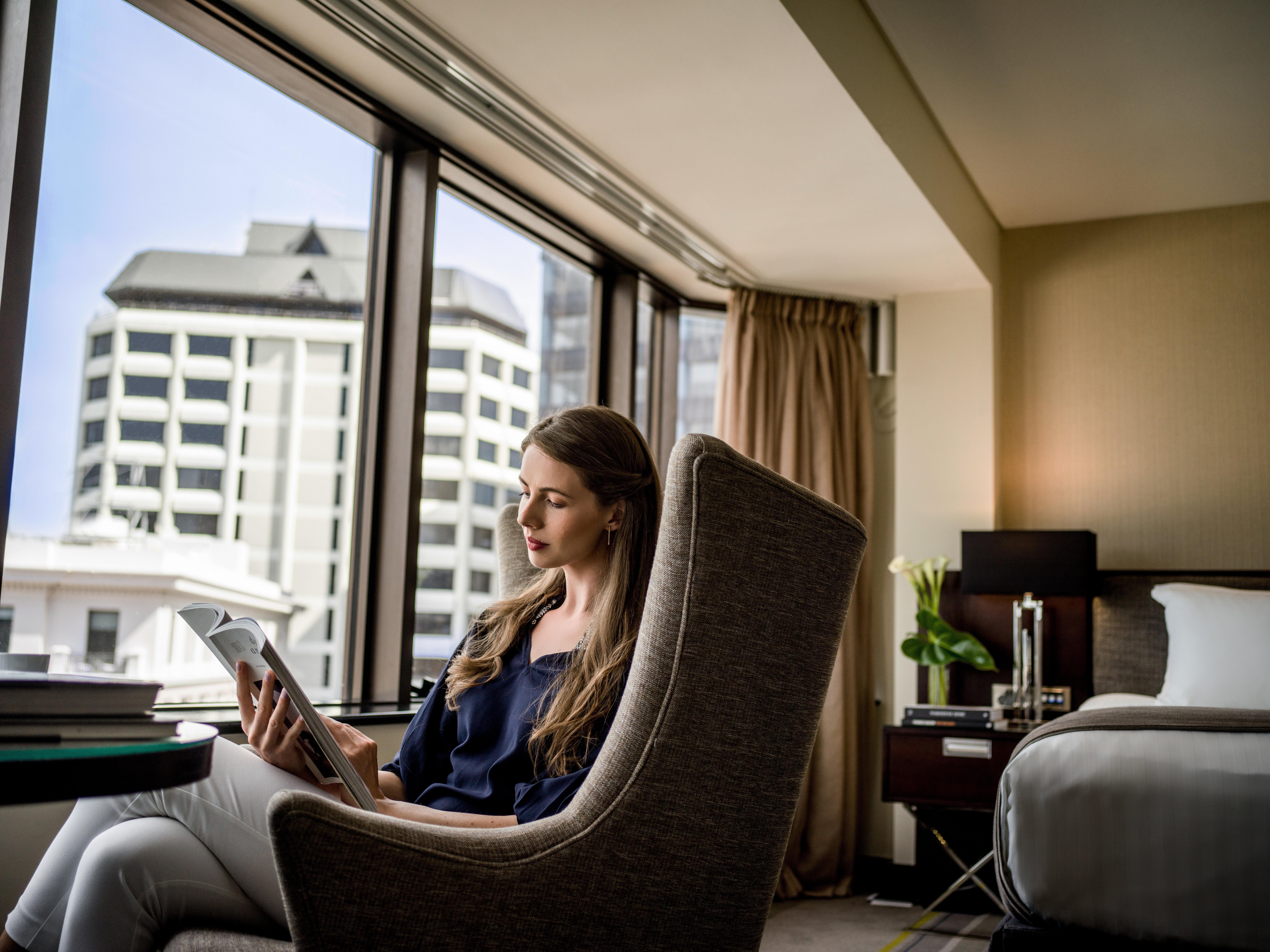 Intercontinental Wellington By Ihg Hotel Luaran gambar A guest using a tablet in a room at the hotel