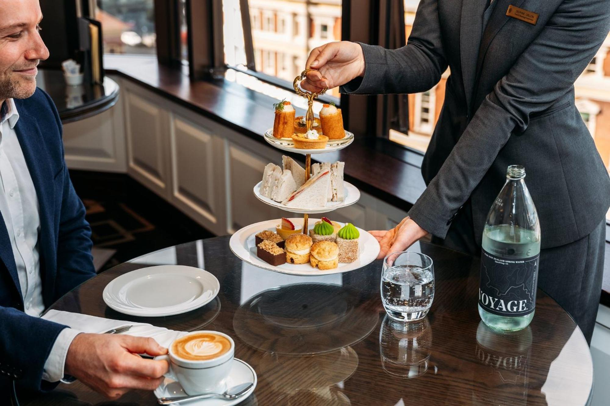 Intercontinental Wellington By Ihg Hotel Luaran gambar A butler serving afternoon tea
